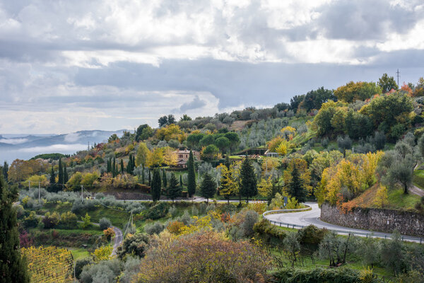 красивый пейзаж рядом с итальянским городом
