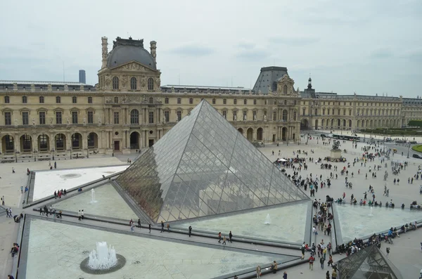 Музей Лувра в Париже — стоковое фото