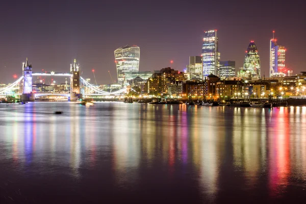 Лондон ночью, Великобритания — стоковое фото