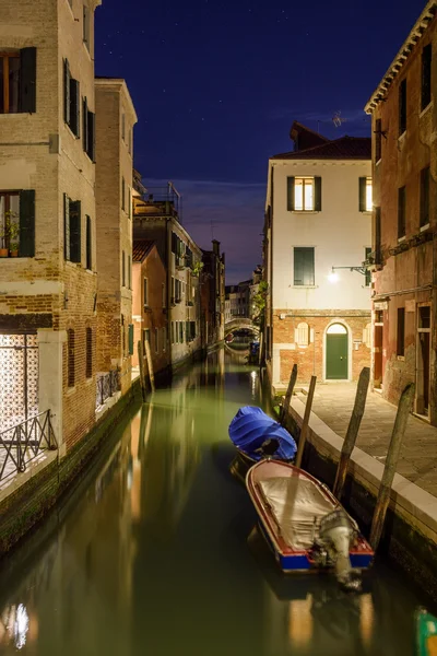 Kanal och byggnader i Venedig — Stockfoto