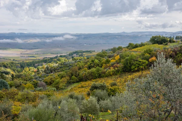 Prachtige landschap in de buurt van de Italiaanse stad — Stockfoto