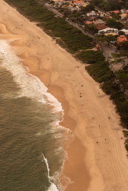 Itacoatiara, Rio de Janeiro, Brezilya 'nın tepeden okyanusa güzel gün batımı manzarası