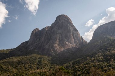 Yeşil yağmur ormanlarında yükselen kayalık dağın güzel manzarası, Tres Picos Eyalet Parkı, Rio de Janeiro, Brezilya