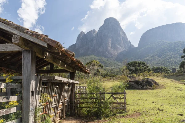 Hermosa Vista Corral Vaca Gran Pico Montaña Rocosa Emergiendo Selva — Foto de Stock