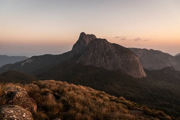 Bela Vista Para Grande Pico Rochoso Outras Montanhas Floresta Tropical — Fotografia de Stock