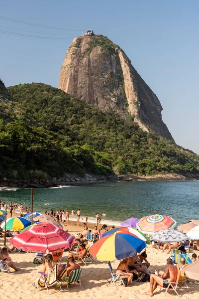 人とカラフルな傘とシュガーローフ山とビーチへの美しい景色 リオデジャネイロ ブラジル — ストック写真