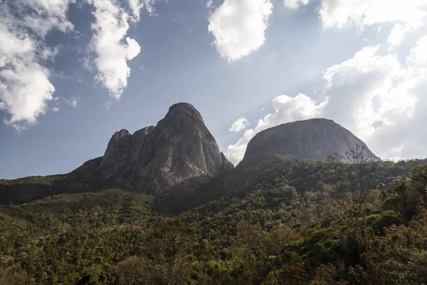 Bela Vista Para Grande Pico Montanha Rochosa Emergindo Floresta Tropical — Fotografia de Stock