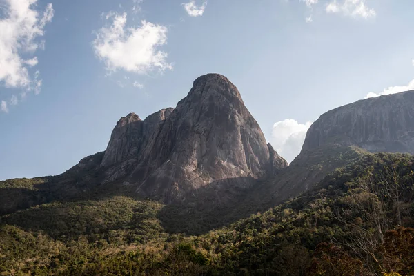 Schöne Aussicht Auf Den Großen Felsigen Berggipfel Der Grünen Regenwald — Stockfoto