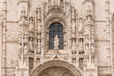 Lizbon, Portekiz 'in merkezindeki tarihi kilise binasının mimarisi için güzel bir manzara.