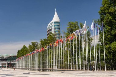 Lizbon, Portekiz 'deki Parque das Nacoes bölgesinde bayraklar ve modern binalar için güzel bir manzara