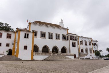 Beyaz ikiz kuleleri olan eski tarihi Sintra Ulusal Sarayı 'nın güzel manzarası, Portekiz