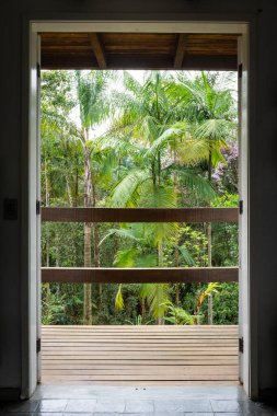 Brezilya 'nın Rio de Janeiro bölgesindeki Serrinha Ekolojik Rezervindeki dağ evi balkonundan yeşil yağmur ormanlarına