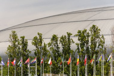 Lizbon, Portekiz 'deki Parque das Nacoes bölgesinde bayraklar ve modern binalar için güzel bir manzara