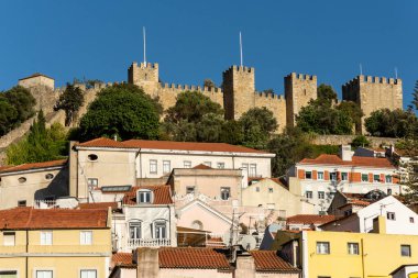 Lizbon, Portekiz 'in merkezindeki tarihi şehir binaları ve şatoya güzel bir manzara