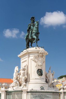 Comercio halk meydanındaki tarihi şehir binaları ve anıtlarına güzel bir manzara, Lizbon, Portekiz şehir merkezi