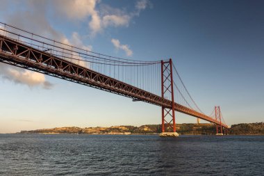 25 de Abril Köprüsü 'ne güzel bir manzara Tejo Nehri üzerinde gün batımı saatinde, merkez Lizbon, Portekiz