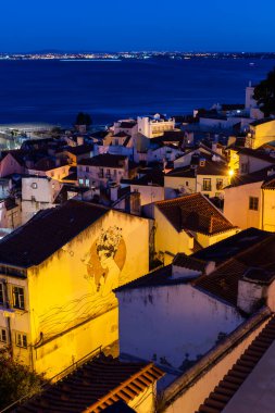 Lizbon, Portekiz 'in merkezindeki eski tarihi şehir binalarına güzel manzara