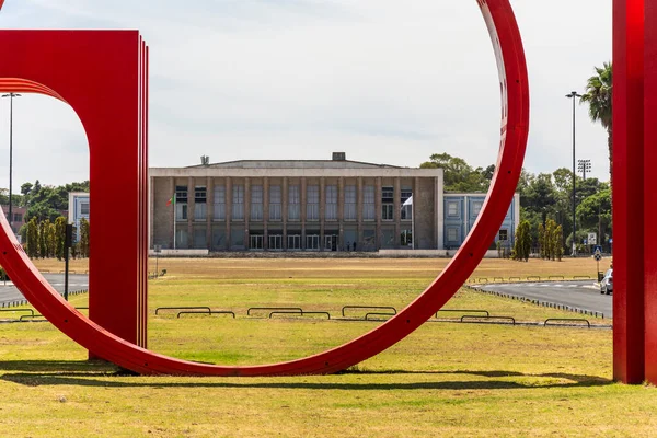 Bela Vista Para Edifício Universidade Lisboa Com Monumento Vermelho Portugal — Fotografia de Stock