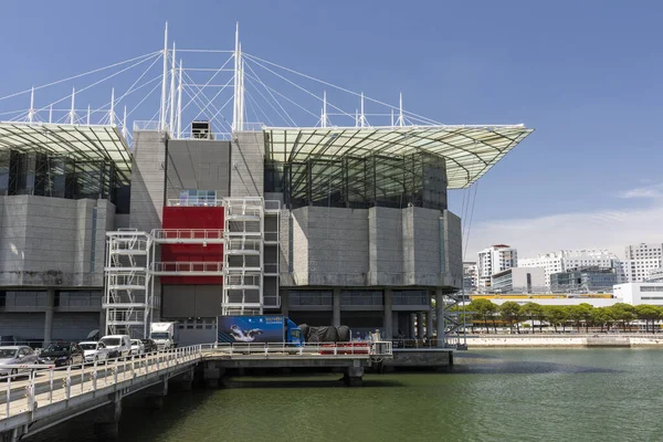 ポルトガルのリスボンにあるParque Das Nacoes地区にあるモダンな水族館の建物への美しい眺め — ストック写真