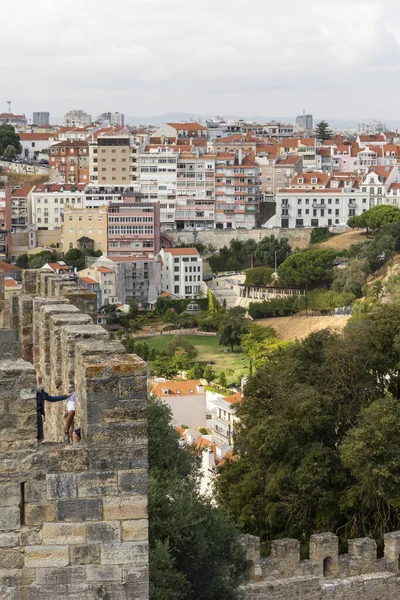 葡萄牙里斯本市中心古老的历史建筑和城堡的美丽景色 — 图库照片