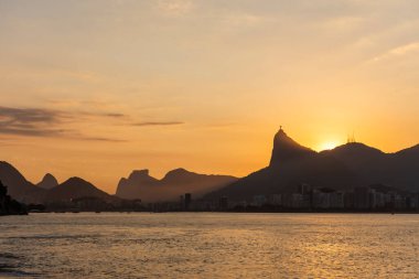 Corcovado Dağı 'na güzel gün batımı okyanus manzarası ve Rio de Janeiro, Brezilya coğrafyası