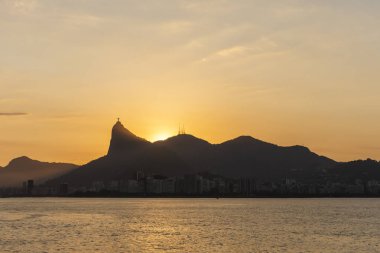 Corcovado Dağı 'na güzel gün batımı okyanus manzarası ve Rio de Janeiro, Brezilya coğrafyası