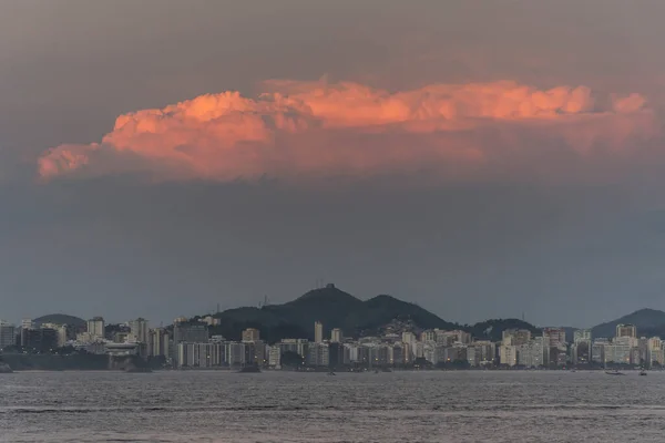 Güzel Okyanus Gün Batımı Manzarası Niteri Turuncu Bulutlar Rio Janeiro — Stok fotoğraf