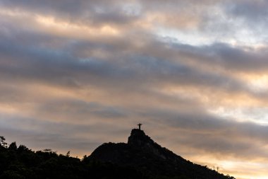 Günbatımı bulutlarıyla dağların tepesinde Kurtarıcı İsa 'nın güzel manzarası, Rio de Janeiro, Brezilya