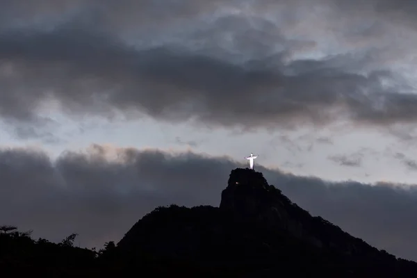日没の雲 ジャネイロ ブラジルと山の上にキリストへの美しい眺め — ストック写真