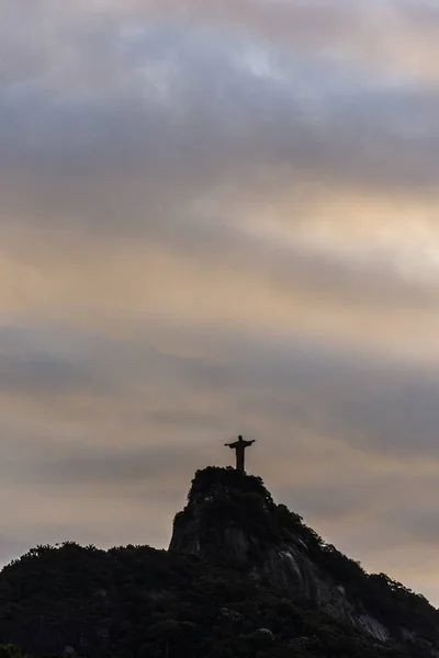 在巴西里约热内卢 在日落时分的云彩笼罩的山顶上 为救世主基督的雕像献上美丽的风景 — 图库照片
