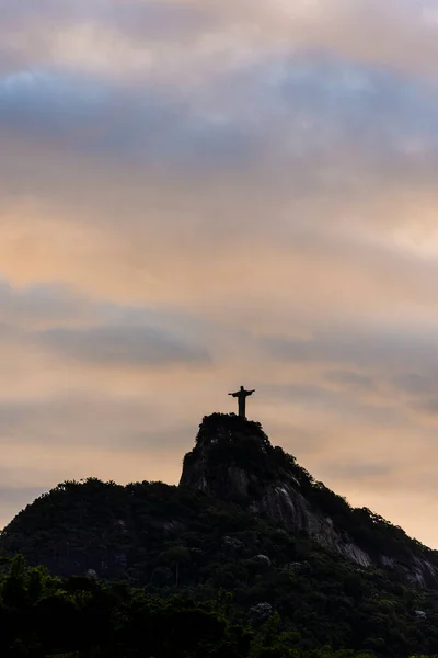 Günbatımı Bulutlarıyla Dağların Tepesinde Kurtarıcı Nın Güzel Manzarası Rio Janeiro — Stok fotoğraf
