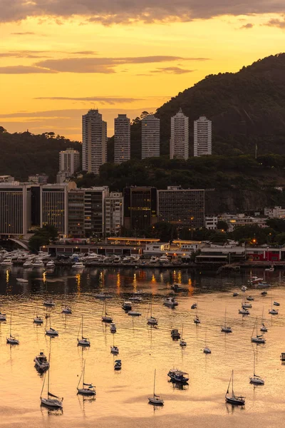 ジャネイロ ブラジルの湾の水と都市の建物にボートへの美しい夕日の景色 — ストック写真