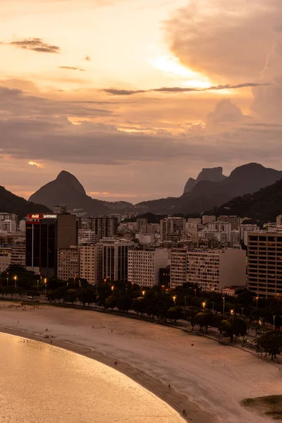 Bela Vista Nublada Pôr Sol Para Praia Montanhas Edifícios Cidade — Fotografia de Stock