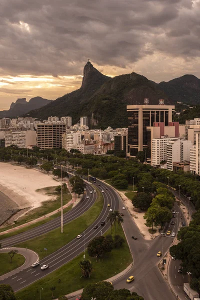 Piękny Zachmurzony Zachód Słońca Widok Plażę Góry Budynki Miasta Rio — Zdjęcie stockowe