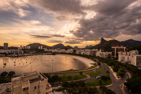 Rio Janeiro Brezilya Daki Plaja Dağlara Şehir Binalarına Güzel Bulutlu — Stok fotoğraf