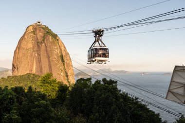Brezilya Rio de Janeiro 'daki yağmur ormanlarının üzerinden Sugar Loaf tramvayına güzel bir manzara