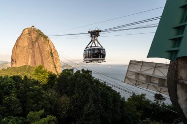 Brezilya Rio de Janeiro 'daki yağmur ormanlarının üzerinden Sugar Loaf tramvayına güzel bir manzara