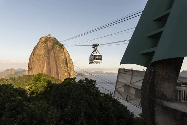 Brezilya Rio de Janeiro 'daki yağmur ormanlarının üzerinden Sugar Loaf tramvayına güzel bir manzara
