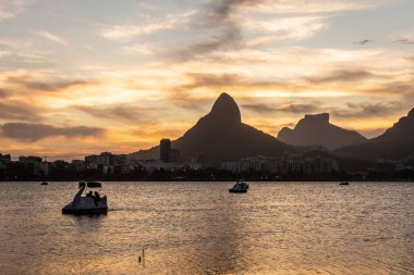 Rio de Janeiro, Brezilya 'daki Kuğu şekilli kürek teknelerine güzel gün batımı manzarası