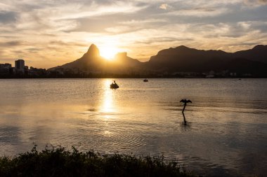 Brezilya 'nın Rio de Janeiro şehrinde, günbatımı için güzel bir lagün batımı manzarası var.
