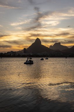 Rio de Janeiro, Brezilya 'daki Kuğu şekilli kürek teknelerine güzel gün batımı manzarası
