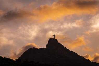 Güneşin batışına güzel bir manzara İsa 'nın tepesindeki bulutlar, Rio de Janeiro, Brezilya