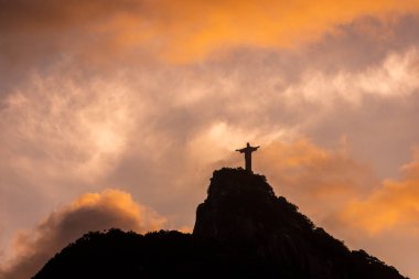 Güneşin batışına güzel bir manzara İsa 'nın tepesindeki bulutlar, Rio de Janeiro, Brezilya
