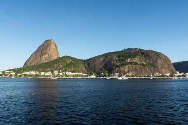 Rio de Janeiro, Brezilya 'da mavi gökyüzü ile Sugar Loaf Dağı' na güzel bir manzara