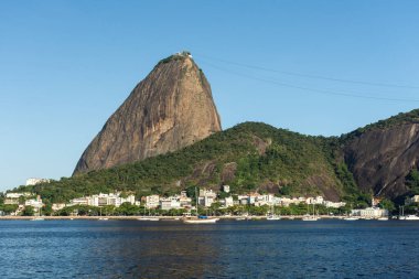 Rio de Janeiro, Brezilya 'da mavi gökyüzü ile Sugar Loaf Dağı' na güzel bir manzara