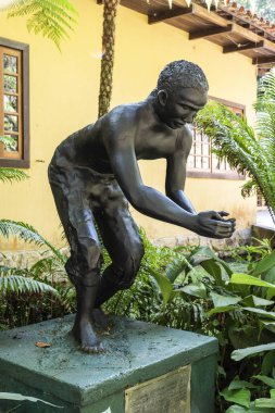 Sarı evin yanındaki siyah köle heykelinin güzel manzarası, Tijuca Park, Rio de Janeiro, Brezilya