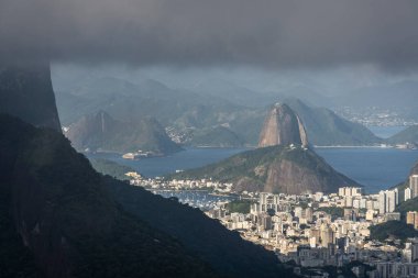 Şeker somunu ve yeşil yağmur ormanları için güzel bir manzara Tijuca Park, Rio de Janeiro, Brezilya 'dan