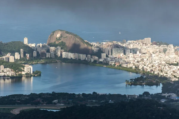 Вид Горы Зеленые Леса Городскую Лагуну Парка Тижука Рио Жанейро — стоковое фото