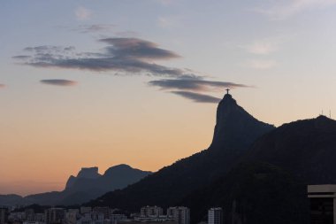 Şehre güzel gün batımı manzarası, Corcovado Dağı ve İsa Heykeli, Rio de Janeiro, Brezilya