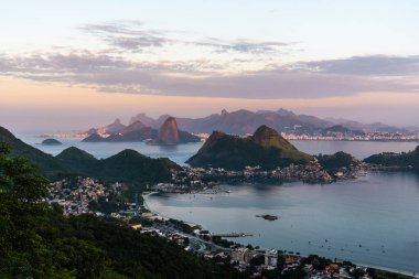Rio de Janeiro, Brezilya 'da kırmızı gün doğumu ışığında dağların katmanlarına güzel bir manzara